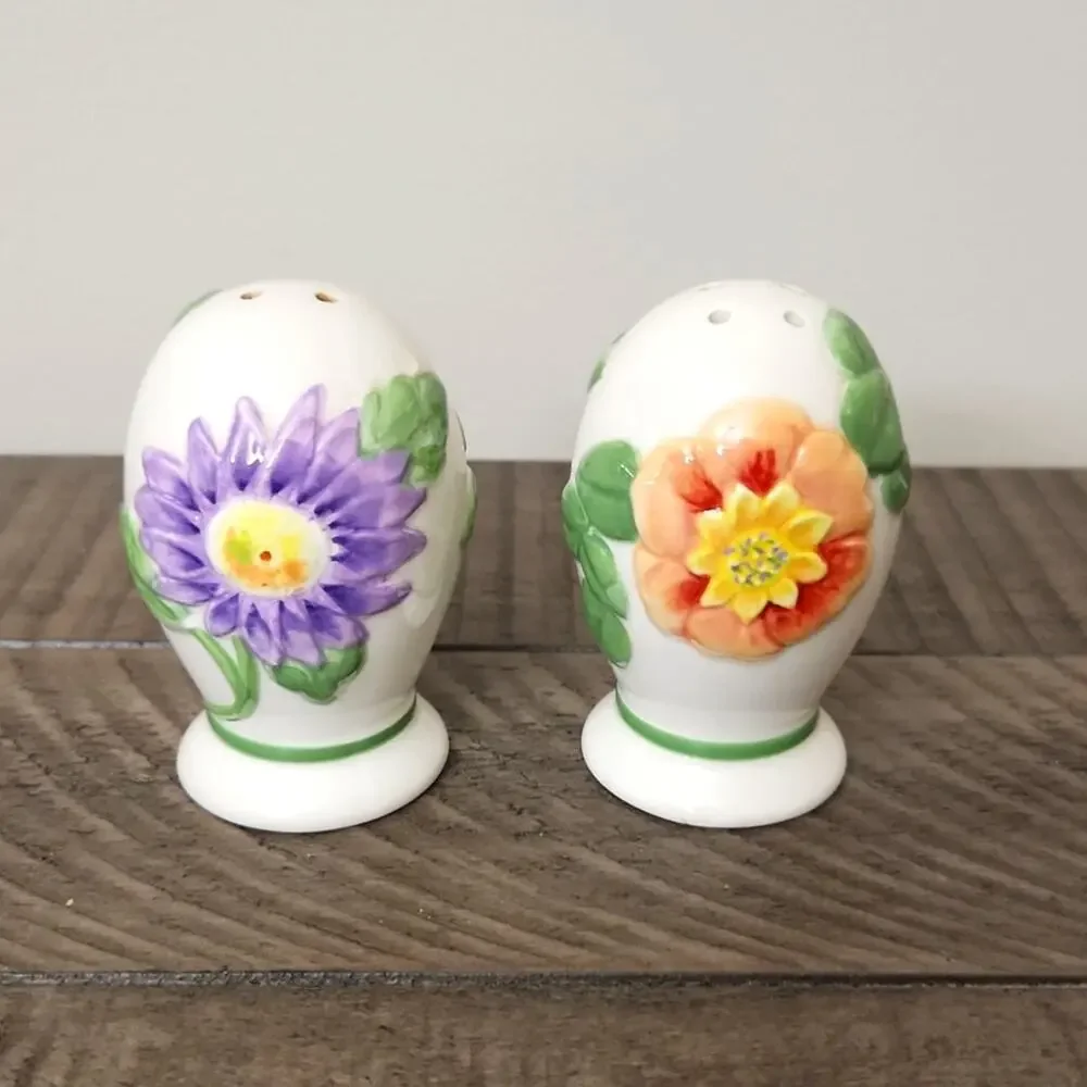Pfaltzgraff Dahlia sculpted salt and pepper shakers floral